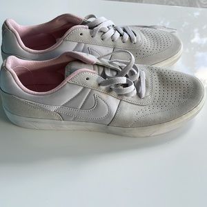 Nike Sb Gray Pink Lace up Sneaker Shoe. Size 9.5.